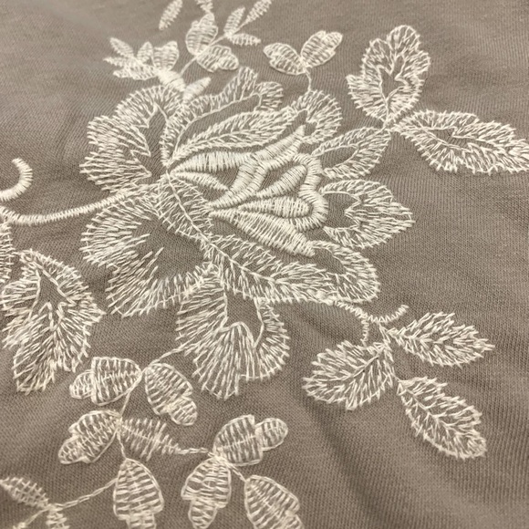 ERI + ALI Anthropologie Gray Pullover with White Embroidered Floral Detail - Picture 4 of 5